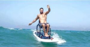 O Έλληνας παραολυμπιονίκης που δάμασε τα κύματα με το αναπηρικό του αμαξίδιο!